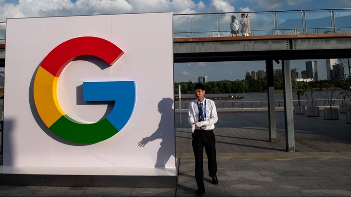 Homem passa diante de um logo do Google na Conferência Mundial de Inteligência Artificial em Xangai, na China, em 26 de setembro de 2018.