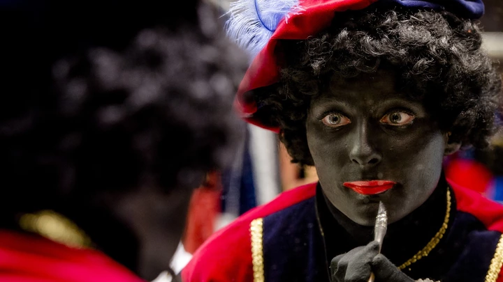 Holandesa pinta o rosto de preto para se tornar uma "Zwarte Piet" em outubro de 2013.