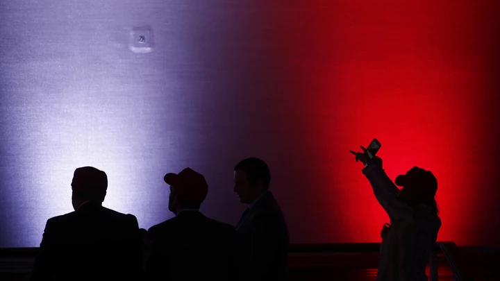 Silhuetas de participantes durante uma festa comemorando a eleição do candidato Republicano à presidência, Donald Trump, no hotel Hilton Midtown, em Nova York, na noite de 8 de novembro de 2016.