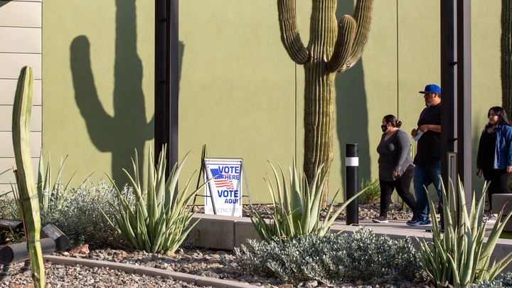 Eleitores chegam à seção eleitoral da Prefeitura de Eloy, no Arizona, em 3 de novembro de 2020.