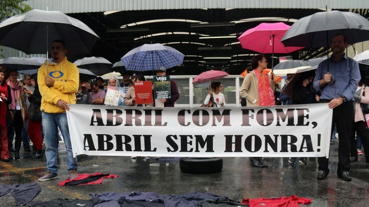 Cerca de 300 profissionais demitidos pela Abril protestaram em frente à gráfica da empresa, em 14 de setembro de 2018.