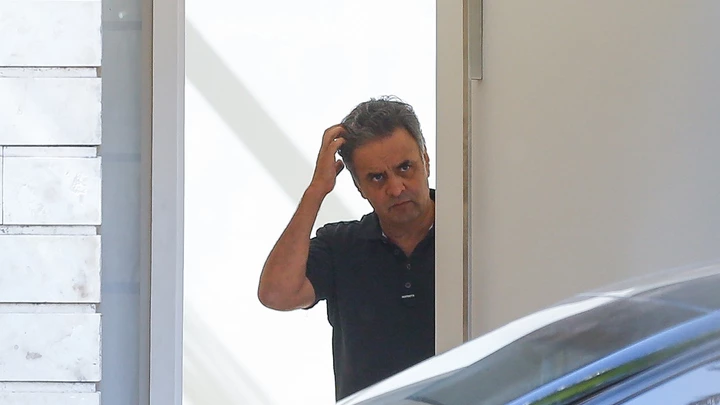 O senador Aécio Neves (PSDB-MG) na porta de sua casa, em Brasília, após ser considerado réu por corrupção passiva e obstrução da justiça. 