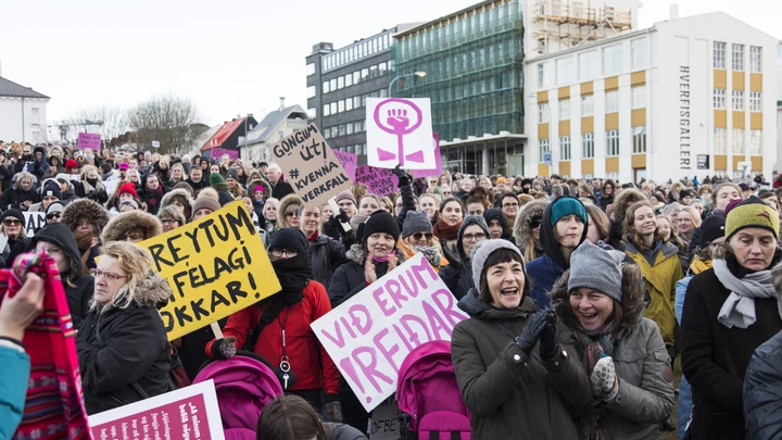Islandesas protestam em 'Dia de folga das mulheres' deste ano, seguindo a tradição que teve início em 1975. Trocar o termo "greve" por "folga" gerou mais empatia e adesão.