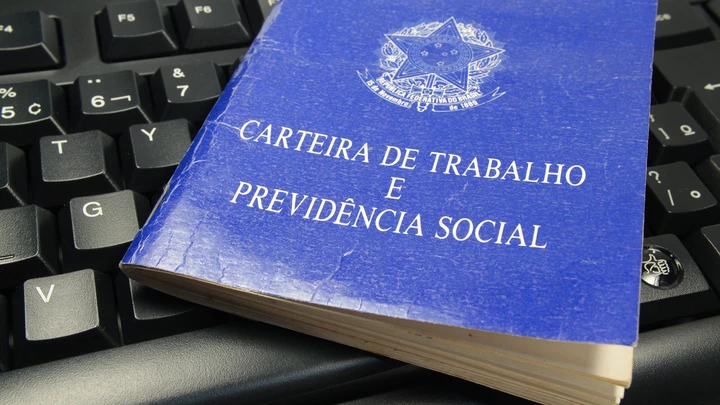 Carteira de Trabalho e Previdência Social. Foto: Marcos Santos/USP Imagens