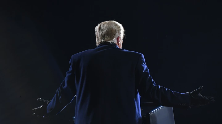 Donald Trump gesticular durante uma fala em comício no Aeroporto Regional Williamsport, em Montoursville, na Pensilvânia, em 31 de outubro de 2020. 