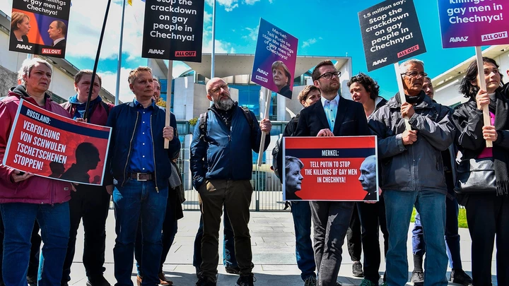Ativistas exibem cartazes diante da Chancelaria de Berlim em 30 de abril de 2017, durante uma manifestação exigindo do presidente da Rússia o fim da perseguição aos homens gays na Chechênia.