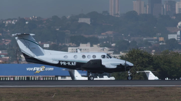 Avião da empresa Globo Aviação pousa no aeroporto em Goiânia.