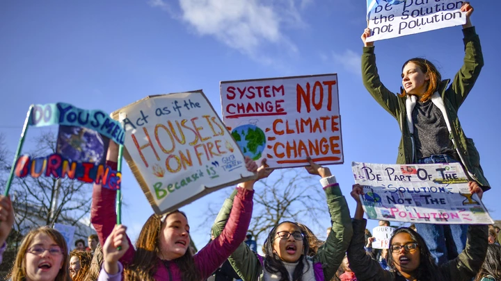 Crianças participando da Greve Global do Clima nas portas do Parlamento escocês em Edimburgo, Escócia, em 15 de março de 2019.