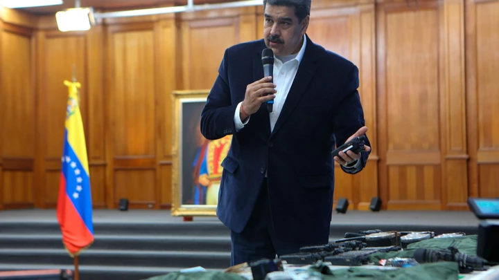 Presidente venezuelano, Nicolás Maduro, durante seu discurso televisionado no dia 4 de maio. Maduro falou sobre o equipamento militar que ele diz ter sido apreendido durante a incursão de mercenários na Venezuela.