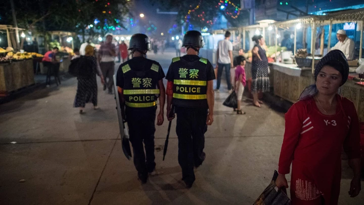 Patrulha policial em um mercado noturno perto da Mesquita de Id Kah na Região Autônoma Uigur de Xinjiang, na China, em 25 de junho de 2017, um dia antes do feriado de Eid al-Fitr.