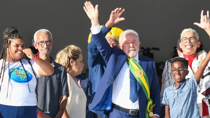 Lula recebeu a faixa presidencial de diversas pessoas que representaram o povo brasileiro