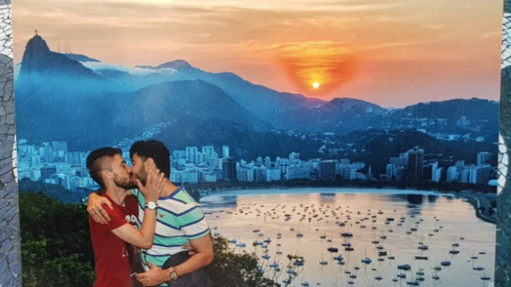 Foto de casal gay se beijando gera polêmica em um dos pontos turísticos mais importantes do Brasil