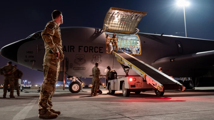 Força Aérea dos EUA descarrega uma aeronave KC-135 Stratotanker em local não divulgado, escolhido pelos militares como parte da "área de responsabilidade" do Comando Central americano.