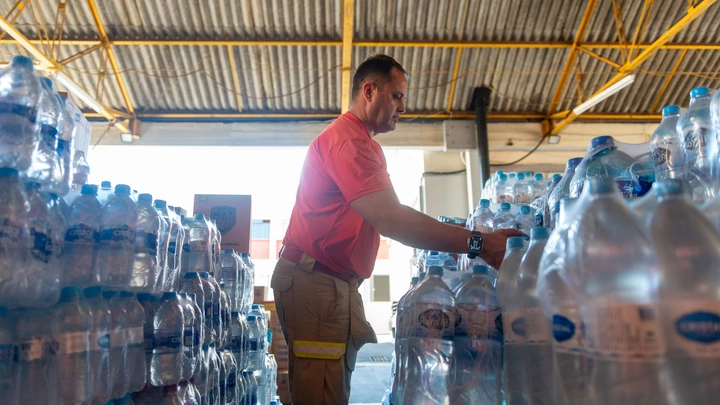 Posto de arrecadação de doações para as vítimas das enchentes no Rio Grande do Sul, no quartel central de bombeiros de Ponta Grossa. (Foto: Henry Milleo /Fotoarena/Folhapress)