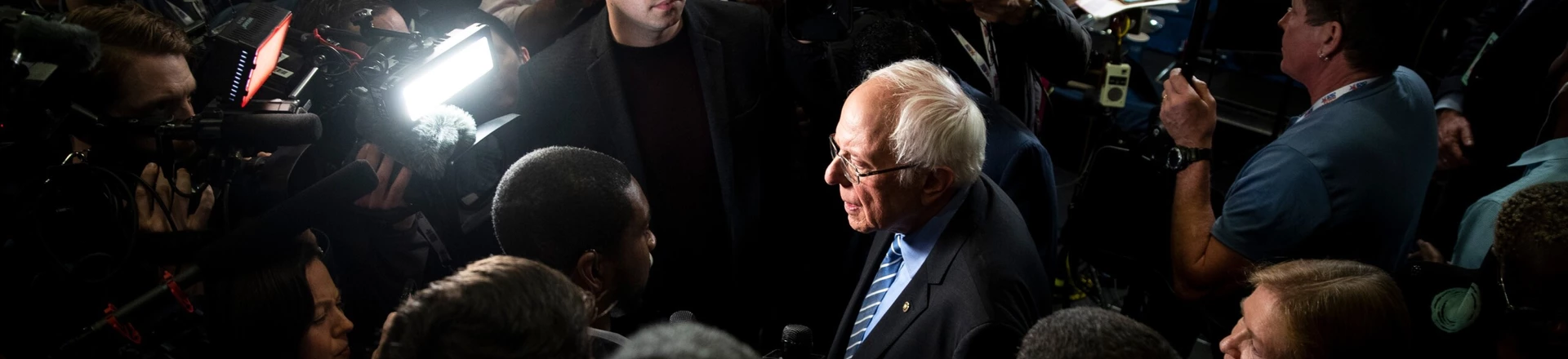 O senador Bernie Sanders fala com a imprensa após o debate das primárias democratas em Charleston, na Carolina do Sul, em 25 de fevereiro de 2020.