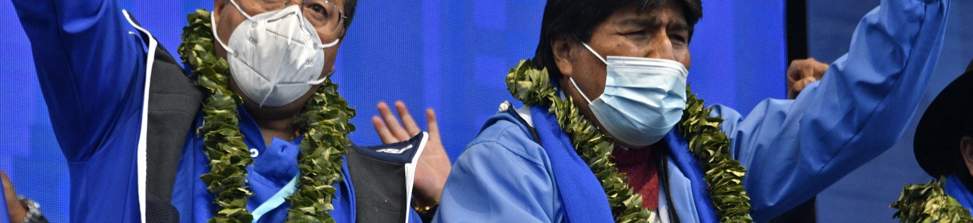 O presidente boliviano, Luis Arce, à esquerda, e o ex-presidente Evo Morales levantam os punhos durante as comemorações do 26º aniversário do partido governista Movimiento al Socialismo, em La Paz, Bolívia, em 29 de março de 2021.