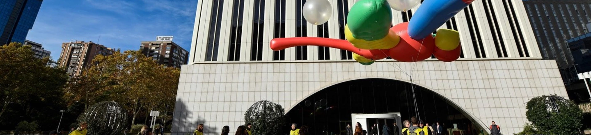 Ativistas da Anistia Internacional seguram um enorme balão em formato de libélula no lado de fora da sede da Google, em Madri, no dia 27 de novembro de 2018, como parte de uma campanha para pedir que a Google cancele seu plano controverso de lançar uma ferramenta de busca censurada na China.