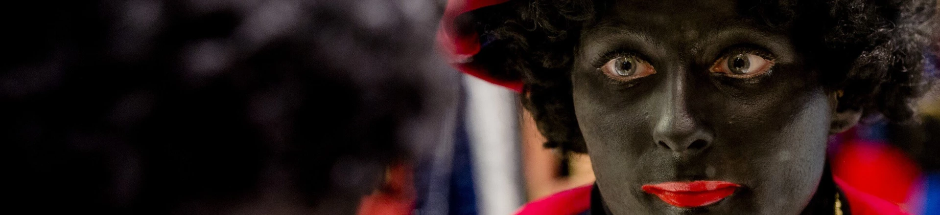 Holandesa pinta o rosto de preto para se tornar uma "Zwarte Piet" em outubro de 2013.