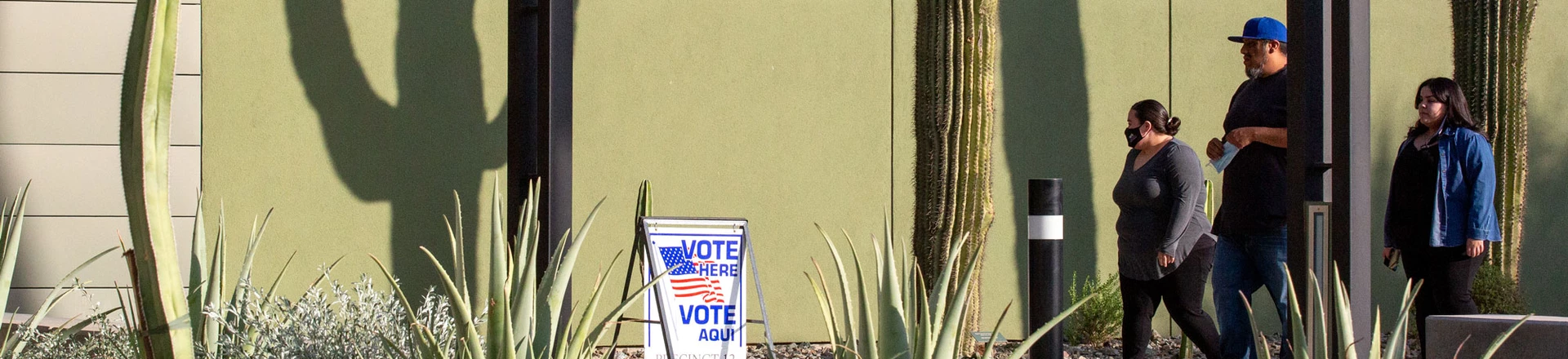 Eleitores chegam à seção eleitoral da Prefeitura de Eloy, no Arizona, em 3 de novembro de 2020.