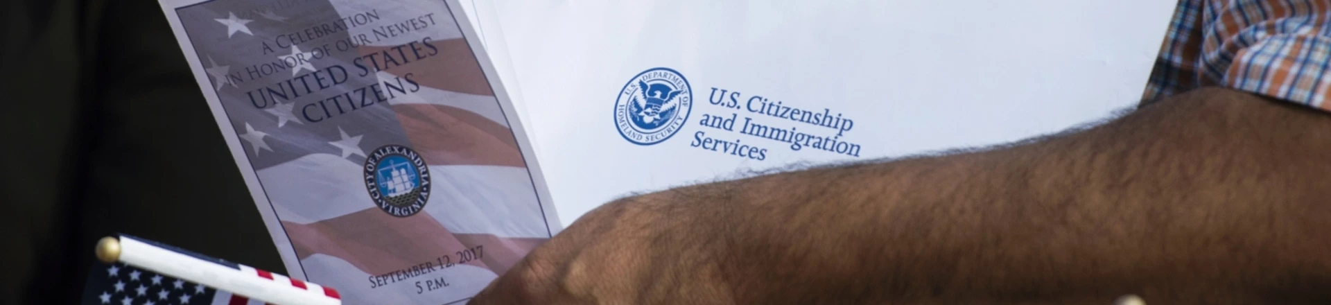 Imigrante segura documentos durante cerimônia de naturalização
