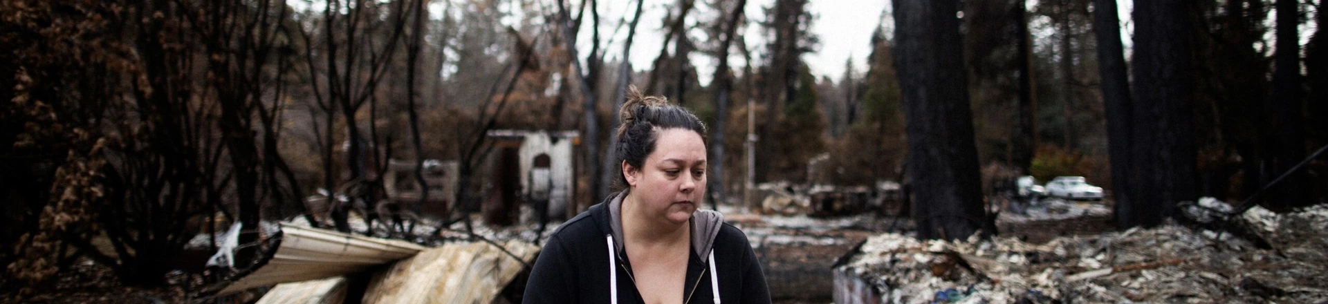 Michelle Teixeira em meio aos escombros de sua casa, destruída no incêndio de Camp, em Paradise, Califórnia.