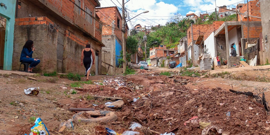 Falta de saneamento básico no bairro de Tâmara impacta na saúde da família. Os buracos e o barro na rua de sua casa dificultam a passagem de carros e moradores.