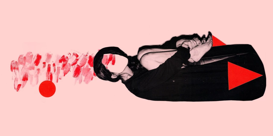 Colagem com fundo rosa e uma mulher sem rosto apertando os joelhos contra o peito, com manchas vermelhas sobre a ilustração, representando um aborto inseguro.