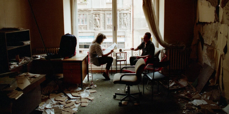 Um casal bósnio lê o jornal em seu apartamento bombardeado na Avenida Marechal Tito, em Sarajevo, em 1992.