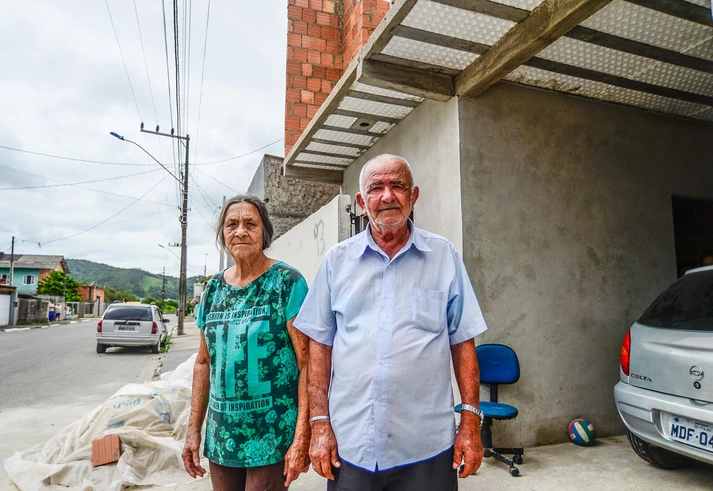 Record captou R$ 10 mi para vítimas de enchente em SC, prometeu 700 casas, construiu metade e sumiu