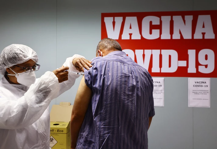 Entrevista: ‘O critério de faixa etária para organizar a vacinação não basta. Ele é elitista e racista’