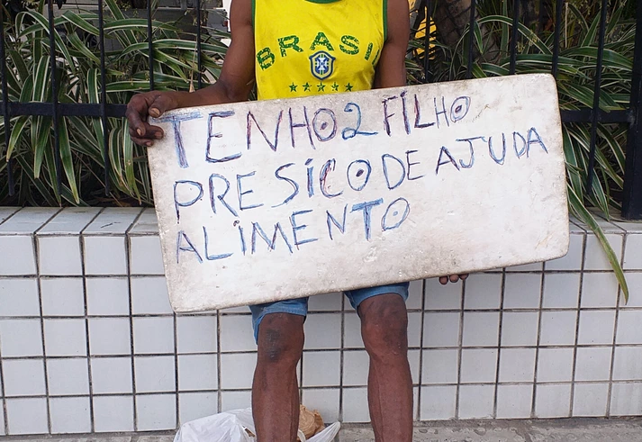 ‘Meu filho precisa de alimento’: as placas que gritam a fome no trânsito