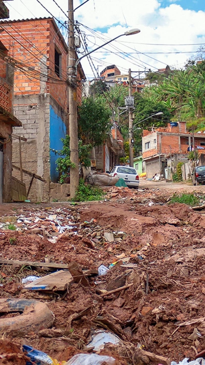 Falta de saneamento básico no bairro de Tâmara impacta na saúde da família. Os buracos e o barro na rua de sua casa dificultam a passagem de carros e moradores.
