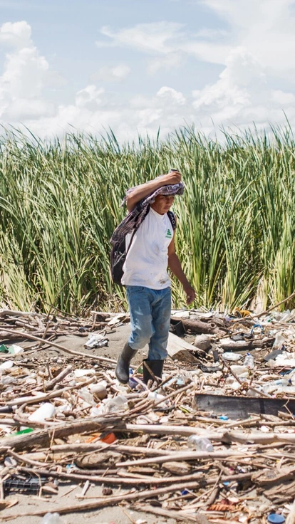 Josua Dubón García, funcionário do Conselho Nacional de Áreas Protegidas da Guatemala, caminha em uma praia na foz do rio Motagua, na costa do Caribe, em 1º de outubro de 2018.