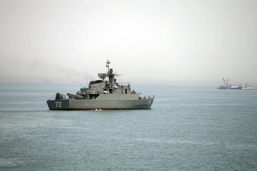 In this picture taken on Tuesday, April 7, 2015, and released by the semi-official Fars News Agency, Iranian warship Alborz, foreground, prepares before leaving Iran's waters, at the Strait of Hormuz. Na quarta-feira, o Irã enviou um destróier e outra embarcação para a região próxima ao Irã, enquanto os EUA aceleraram o provimento de armas para a coalizão liderada pela Arábia Saudita que atacava os rebeldes na região, destacando como as potências internacionais estão aprofundando sua participação no conflito. Iran's English-language state broadcaster Press TV quoted Rear Adm. Habibollah Sayyari as saying the ships would be part of an anti-piracy campaign "safeguarding naval routes for vessels in the region." (AP Photo/Fars News Agency, Mahdi Marizad)