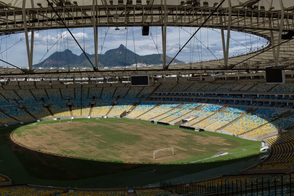 RIO DE JANEIRO, RJ, 17.01.2017: MARACANÃ-RIO - Gramado do campo em péssimas condições no estádio do Maracanã. O estádio sofre com abandono e tem a estrutura degradada após a realização dos Jogos Olímpicos do Rio 2016. (Foto: Ricardo Borges/Folhapress)