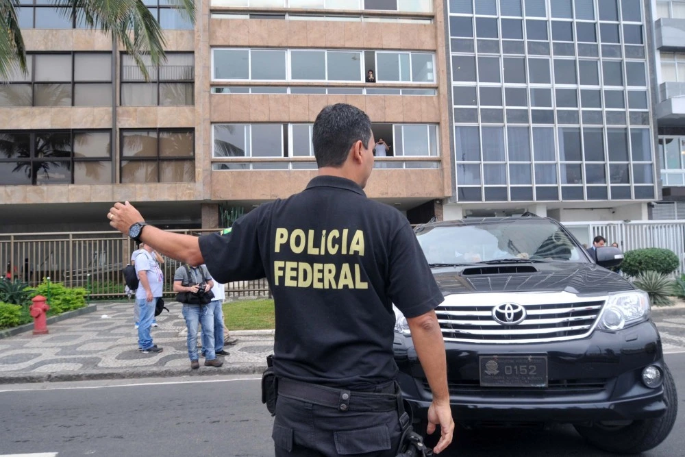 RIO DE JANEIRO,RJ,18.05.2017:OPERAÇÃO-LAVA-JATO-AÉCIO - Agentes da Polícia Federal são vistos deixando apartamento do senador Aécio Neves em Ipanema, no Rio de Janeiro (RJ), durante operação da força-tarefa da Lava Jato deflagrada na manhã desta quinta-feira (18). A operação teria tido início após a delação do dono do frigorífico JBS, Joesley Batista, que entregou à Procuradoria-Geral da República (PGR) uma gravação do senador Aécio Neves pedindo a ele R$ 2 milhões. (Foto: Alessandro Buzas/Futura Press/Folhapress)