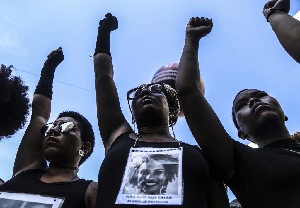 RJ - Rio de Janeiro - 03/15/2018 - Vel river of the councilwoman Marielle Franco - Women raise their hands in protest of the death of Marielle. The morning of this Thursday (15) in Cinel India, the wake of the councilwoman Marielle Franco, who was murdered last night in the center of Rio, after reporting abuses committed by police officers in Acari. Photo: Ian Cheibub / AGIF (via AP)