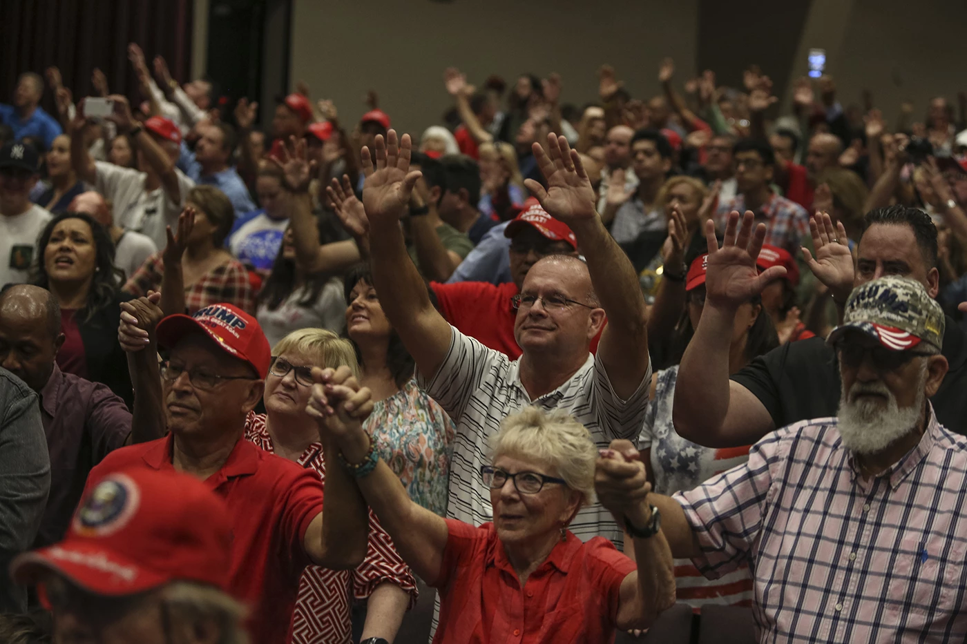 Apoiadores evangélicos de Donald Trump são guiados em orações dentro da igreja El Rey Jesús, também conhecida como Ministério Internacional King Jesus, em Miami, no dia 3 de janeiro de 2020. Foto: Adam DelGiudice / Echoes Wire / Barcroft Media / Getty Images