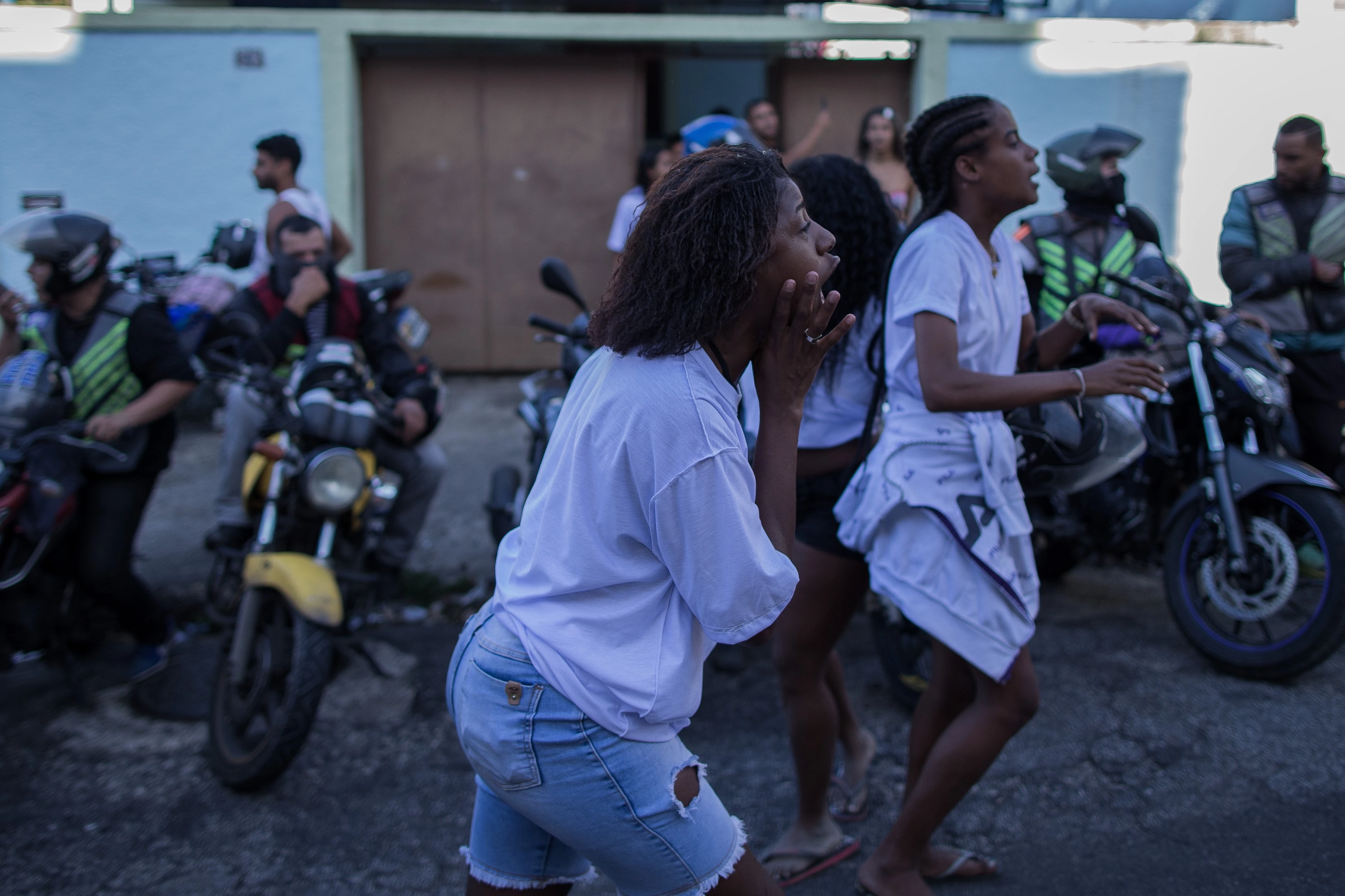 RIO DE JANEIRO, RJ, BRASIL, 24-05-2022: OPERAÇÃO-VILA CRUZEIRO-RJ - Moradores protestam por conta de baleados pela polícia na Operação da Vila Cruzeiro, na porta do Hospital Getúlio Vargas, na zona norte do Rio de Janeiro. A Polícia Federal, Polícia Federal Rodoviária e Polícia Militar fizeram uma operação na comunidade. Ação resultou na morte de ao menos 10 pessoas. (Foto: Eduardo Anizelli/Folhapress)