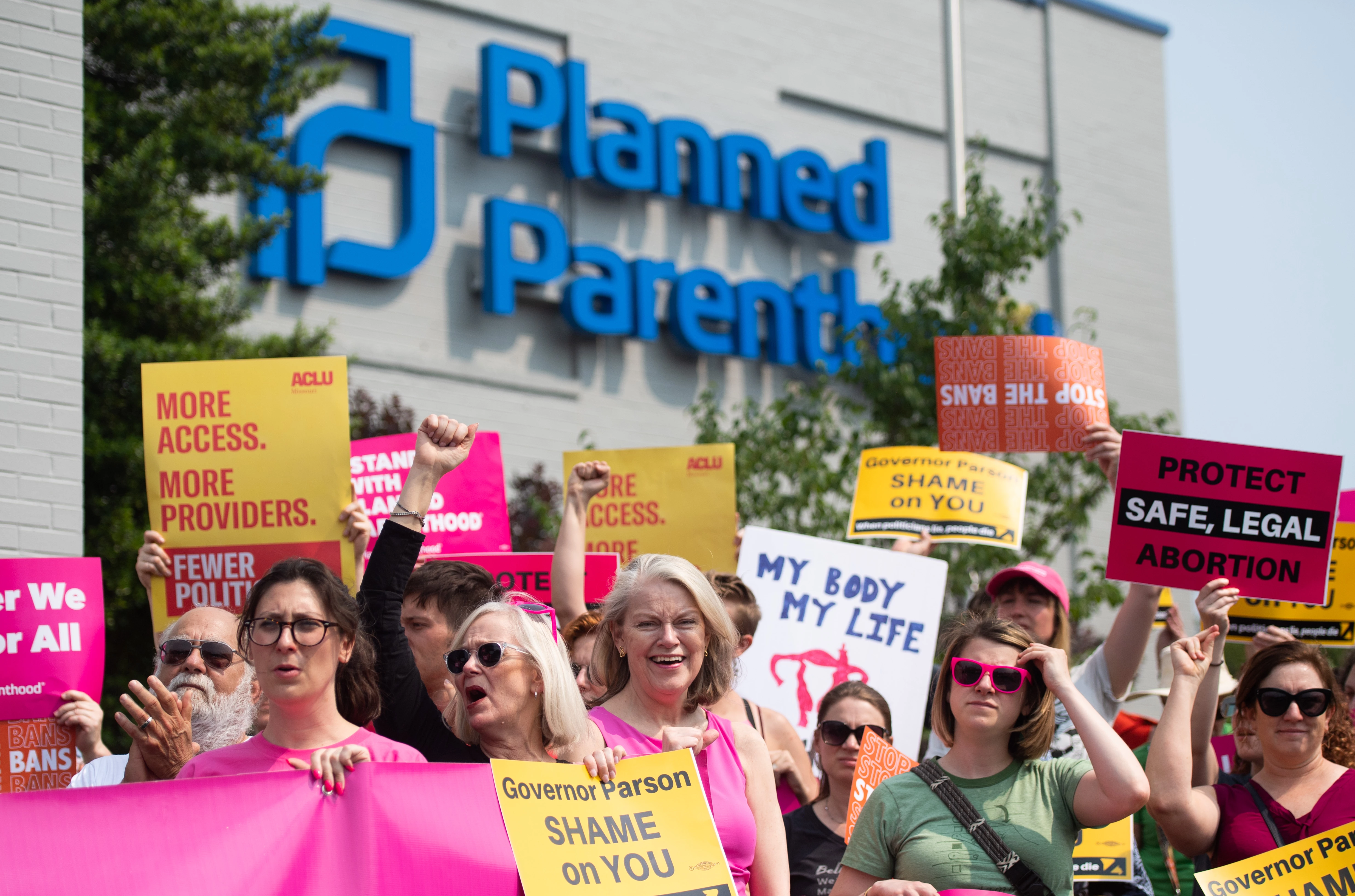 Apoiadores e funcionários da Planned Parenthood realizam uma manifestação fora da clínica de aborto em St. Louis em 31 de maio de 2019.