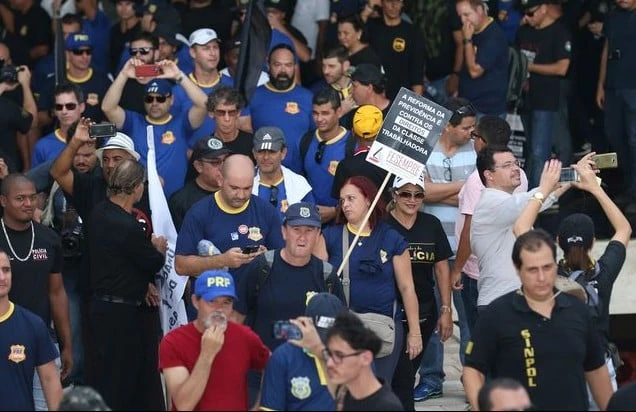 Brasília - Manifestantes tentam invadir a Câmara em protesto contra reforma da Previdência (Fabio Rodrigues Pozzebom/Agência Brasil)