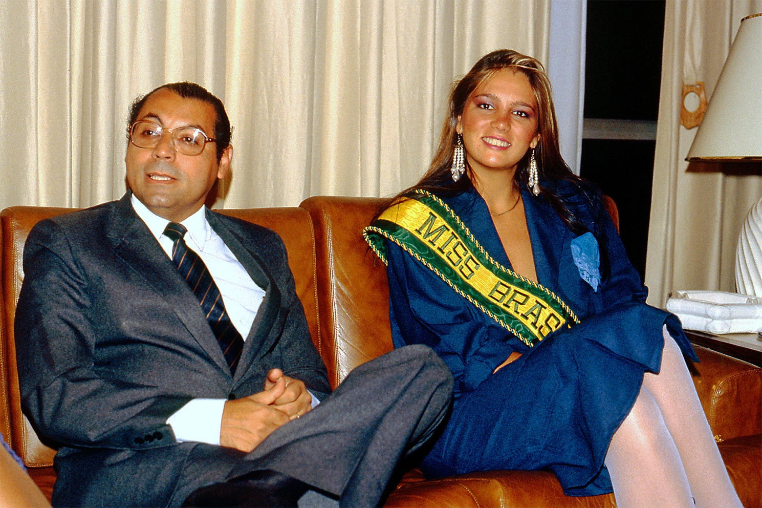 Júlio José de Campos,  então governador de Mato Grosso, e a Miss Brasil 1985, Márcia Gabrielle. Em 1981, quando ainda era deputado federal, Júlio teria procurado a PF para pedir a liberação de suspeito preso em flagrante por contrabando de munição.