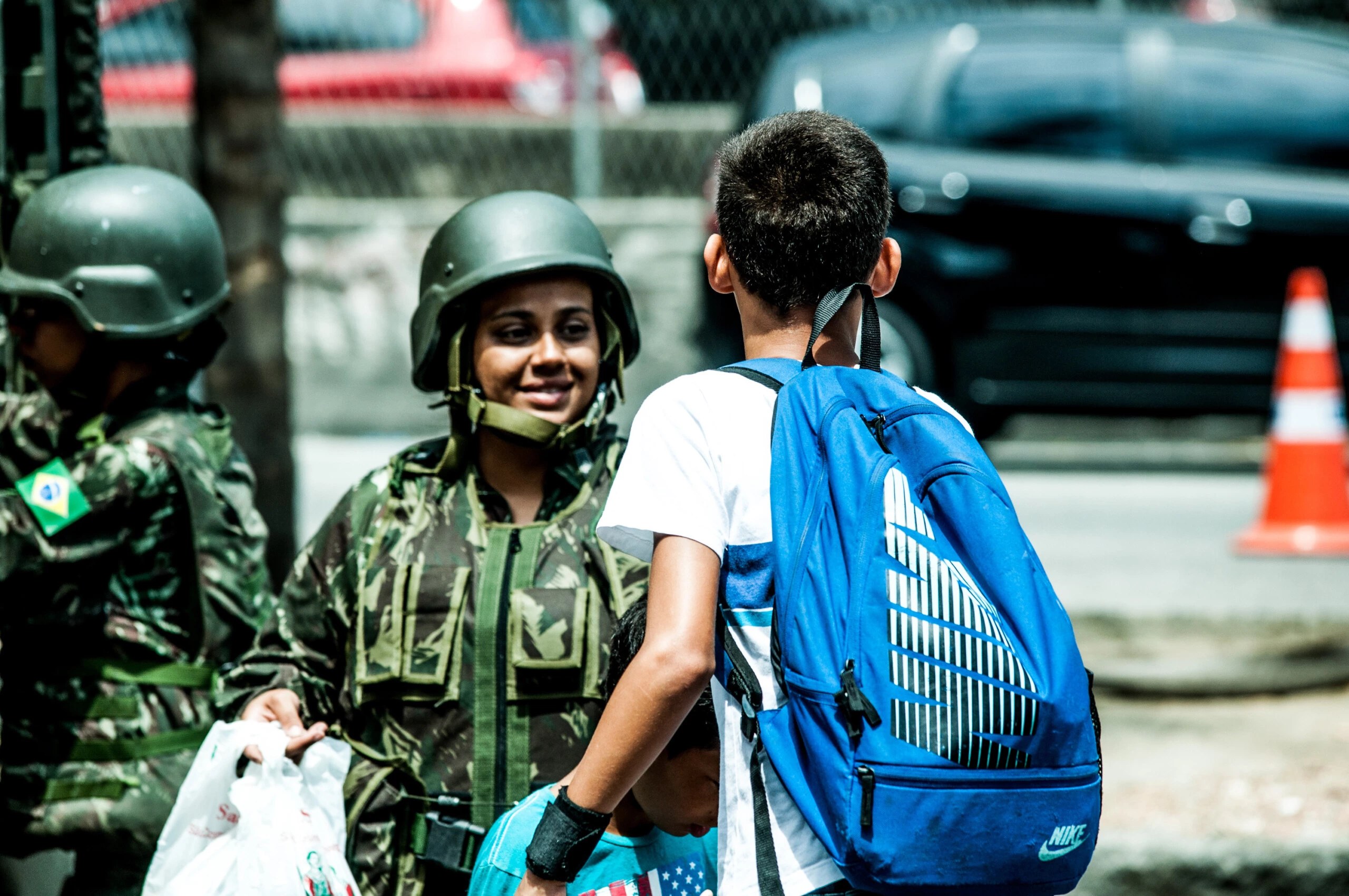 RIO DE JANEIRO, BRASIL - 26.09.2017: SEGURANÇA-RIO - Mulheres do Exército distribuem doces e panfletos para crianças da favela da Rocinha, na zona sul do Rio de Janeiro, nesta quarta-feira, enquanto a operação de busca continua com revistas nas entradas da comunidade. (Foto: Humberto Ohana/FramePhoto/Folhapress)