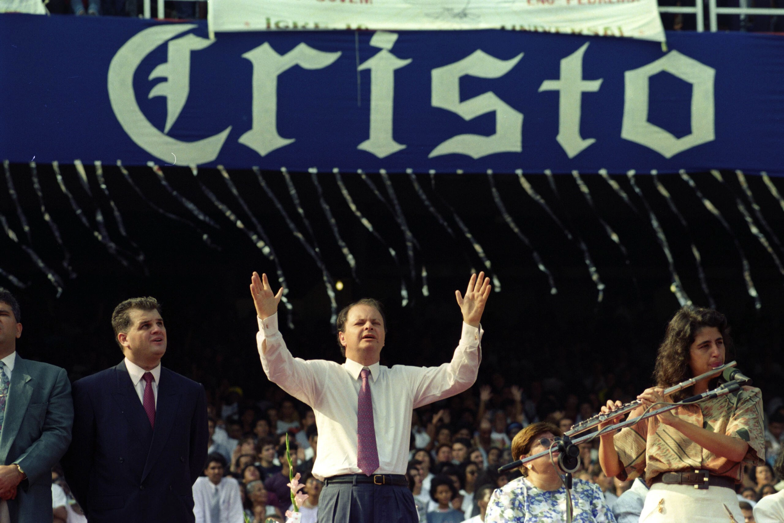 RIO DE JANEIRO, RJ, BRASIL, 17-04-1992: : O bispo Edir Macedo, fundador e atual líder espiritual da Igreja Universal do Reino de Deus, durante culto no Estádio do Maracanã, na cidade do Rio de Janeiro (RJ). (Foto: Fernando Gabeira/Folhapress)