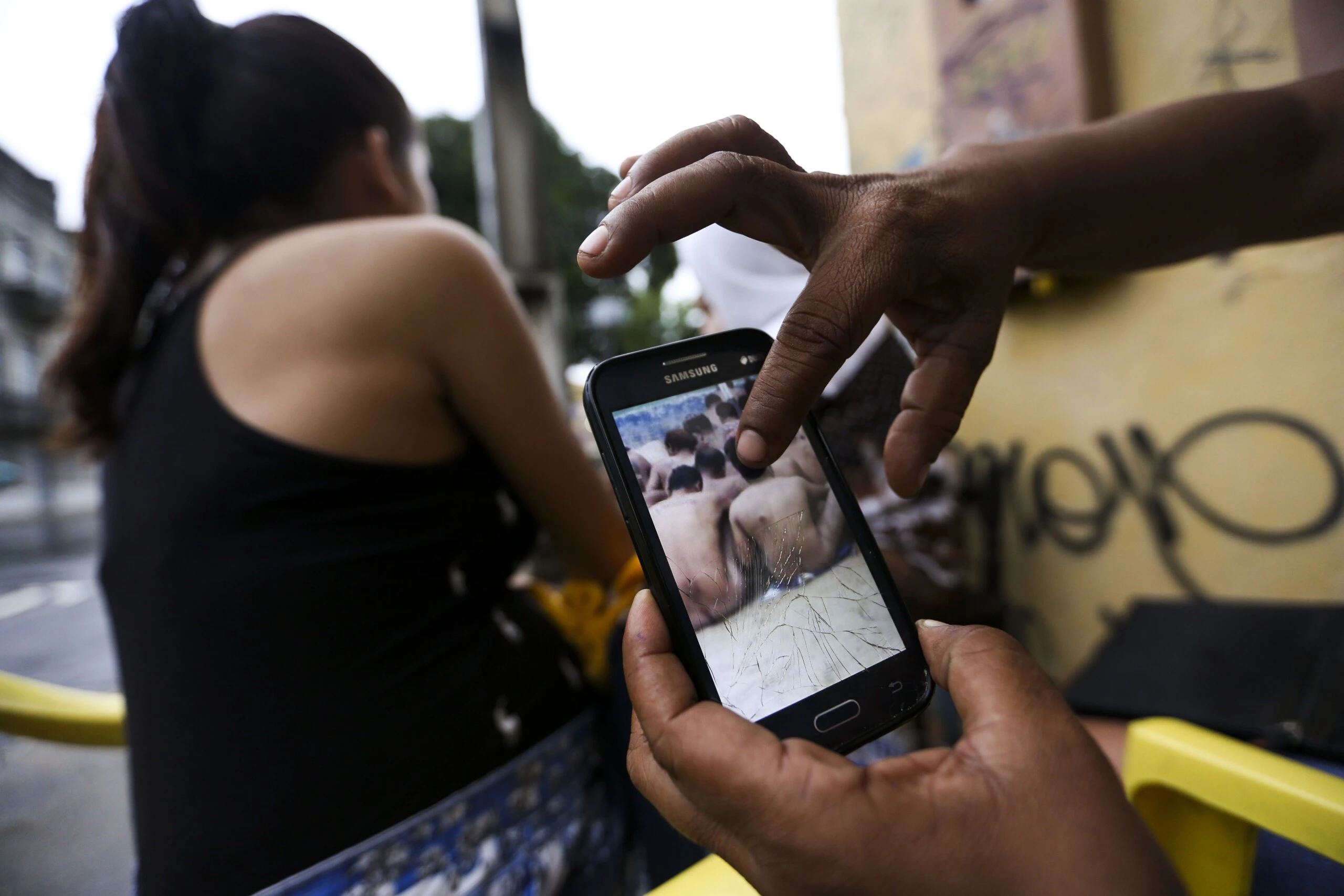 Manaus - Familiares aguardam informações sobre parentes presos na Cadeia Pública Raimundo Vidal Pessoa. (Marcelo Camargo/Agência Brasil)