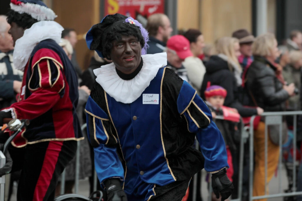 "Zwarte Piet" na festa de São Nicolau, em 2013, na cidade de Amsterdam.