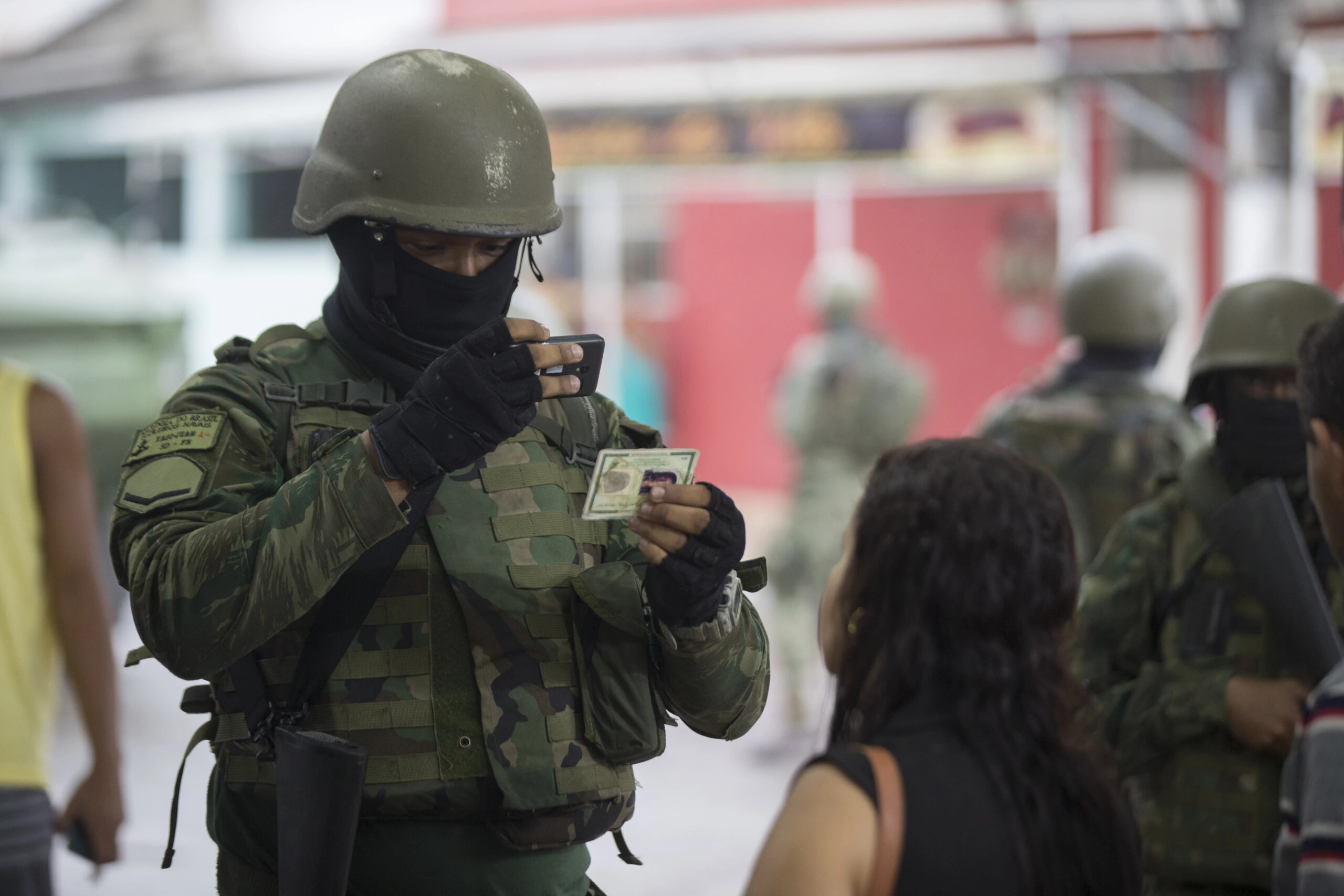 RIO DE JANEIRO, RJ, 23.02.2018: SEGURANÇA-RIO - Forças Armadas realizam uma operação na Vila Kennedy, na zona oeste do Rio, na manhã desta sexta (23). Na quarta-feira (21), o subcomandante da UPP (Unidade de Polícia Pacificadora) da Vila Keneddy foi morto em Jacarepaguá. O corpo do tenente Guilherme Lopes da Cruz foi sepultado nesta quinta (2). (Foto: Danilo Verpa/Folhapress)