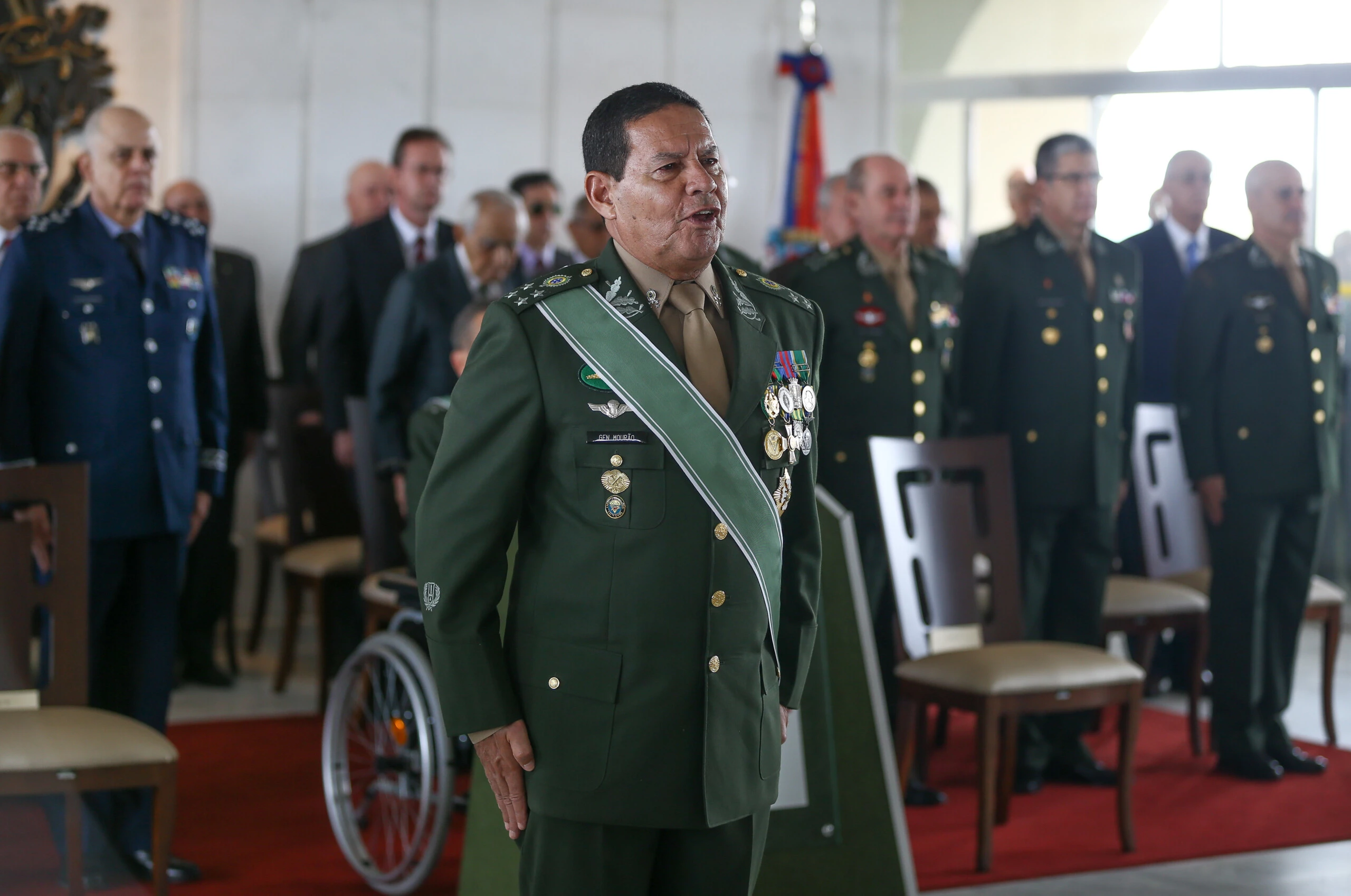 BRASÍLIA, DF, 28.02.2018 - FORÇAS-ARMADAS: Cerimônia em homenagem ao general do exército, Antônio Hamilton Martins Mourão, que se despede do exército ao passar para a reserva, no quartel-general do exército, em Brasília, nesta quarta-feira. (Foto: Pedro Ladeira/Folhapress)