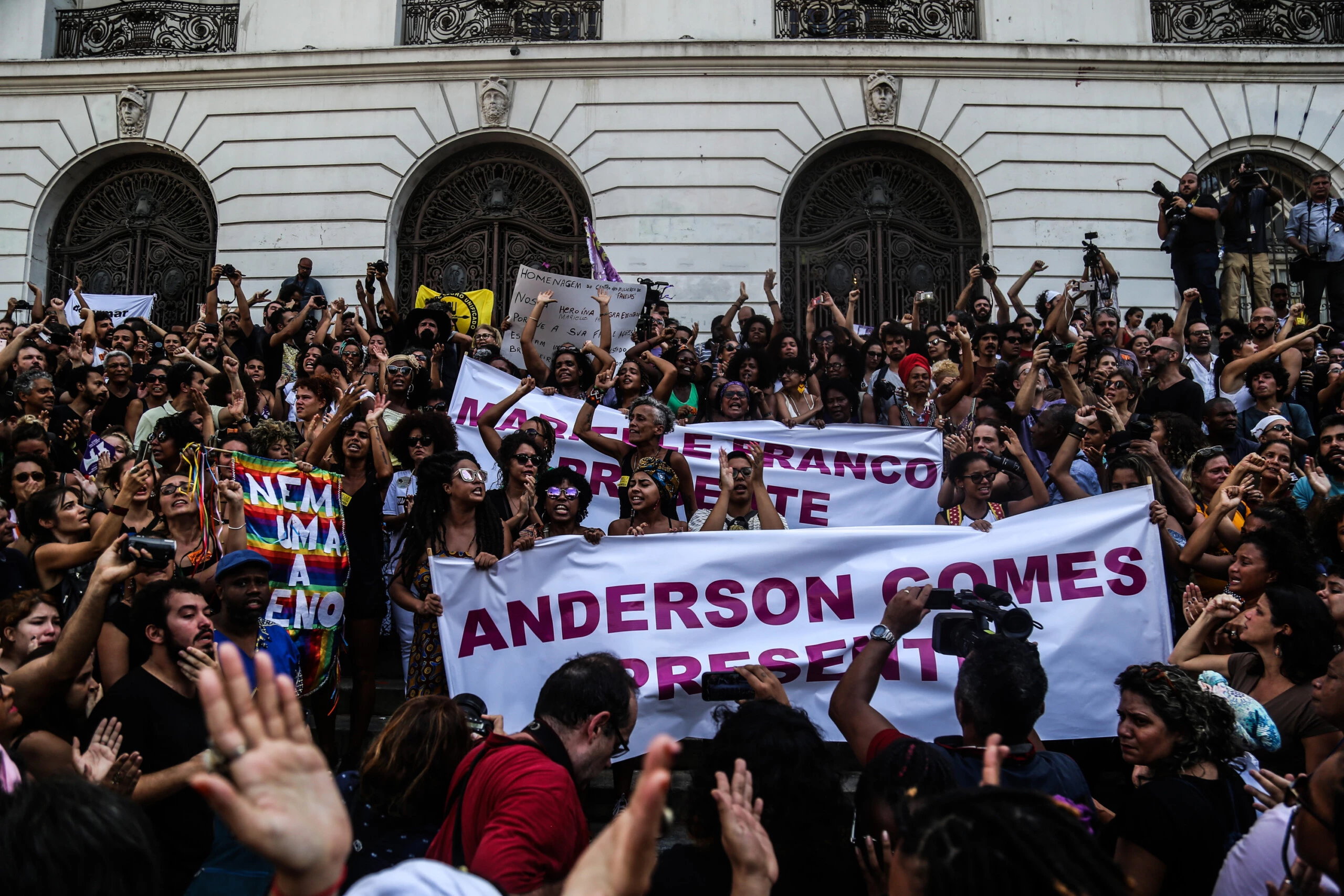 RIO DE JANEIRO, RJ, 15.03.2018: MARIELLE-FRANCO - Chegada dos caixões com os corpos da vereadora Marielle Franco (PSOL) e do motorista Anderson Pedro Gomes, assassinados na noite de quarta-feira (14), à Câmara Municipal do Rio de Janeiro, foi marcada por aplausos e muita emoção na Cinelândia, região central do Rio de Janeiro. O velório de ambos acontece na tarde desta quinta-feira (15) no salão nobre da Casa. Muitas pessoas que se reúnem em frente à Casa vestem preto, em luto pelas mortes. (Foto: Ian Cheibub/AGIF/Folhapress)