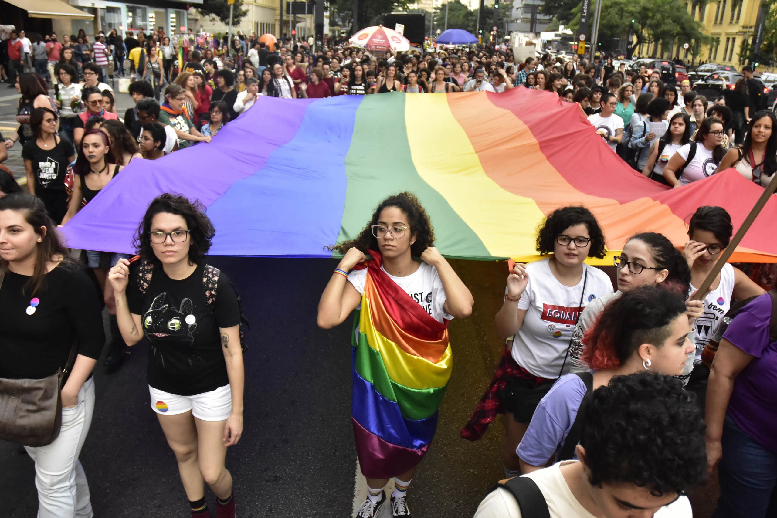 Participantes da 16º edição da Caminhada de Mulheres Lésbicas e Bissexuais, cujo tema é ?Somos Marielle? contra a criminalização da pobreza, o genocídio e a intervenção militar, na avenida Paulista, na região central de São Paulo.